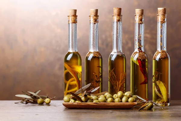 Olives vertes et bouteilles d'huile d'olive  . — Photo