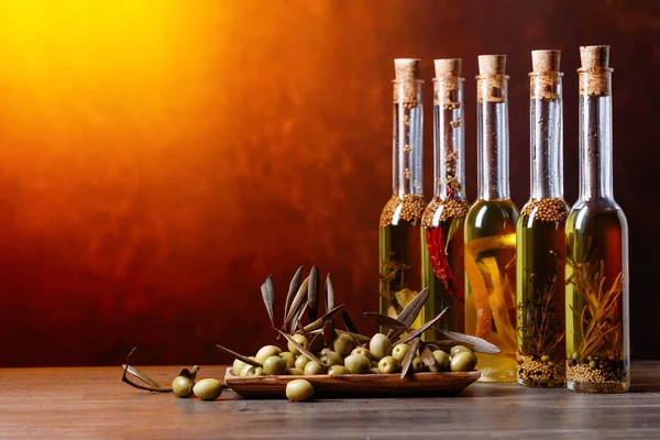 Olives vertes et bouteilles d'huile d'olive  . — Photo