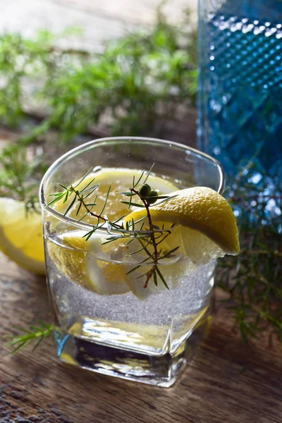 Cocktail au gin bleu, tonique et citron  . — Photo