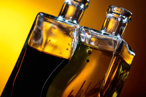 Bottiglie di olio d'oliva aromatizzato e aceto balsamico  . — Foto Stock