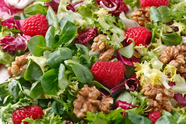 Ensalada vegana verde con frambuesa y nueces . —  Fotos de Stock