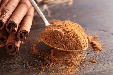 Tarçın çubukları ve pudra tahta bir masada.