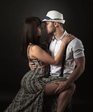 siyah bir arka plan üzerinde dans çift.