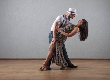 Adam ve kız dans hareketi .