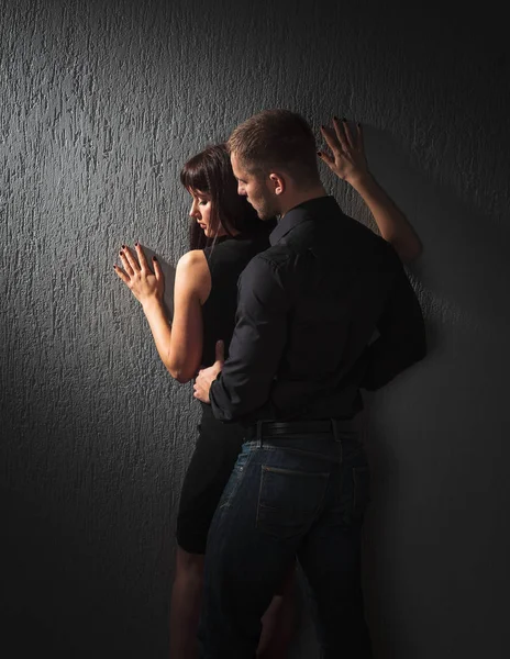 Mooie jonge vrouw en haar vriendje in de liefde . — Stockfoto