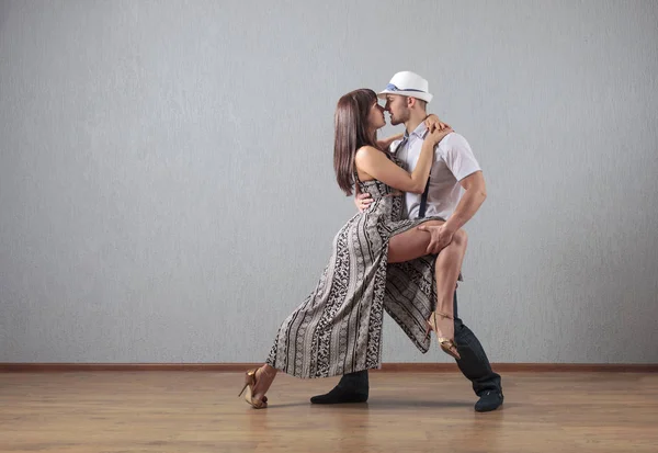 Jongen en meisje in beweging van de dans . — Stockfoto