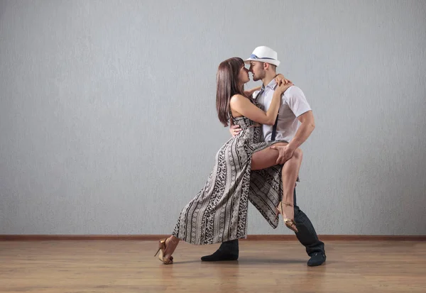 Chico y chica en movimiento de danza  . —  Fotos de Stock