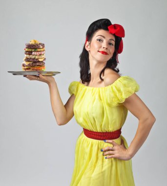 Büyük hamburger ile güzel esmer  .