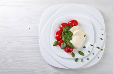 Domates ve yeşil Fesleğenli mozzarella.