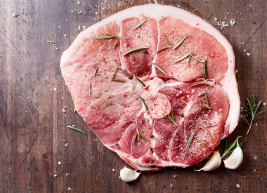 Biberiye, tuz ve biber ile çiğ domuz eti.