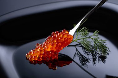  kaşık içinde kırmızı havyar.