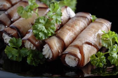 Peynir ve sarımsak ile doldurulmuş patlıcan ruloları.