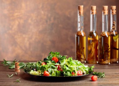 Yeşil salata ve zeytinyağı ile baharat.