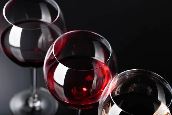 Pembe, kırmızı ve beyaz şarap gözlük . — Stok fotoğraf