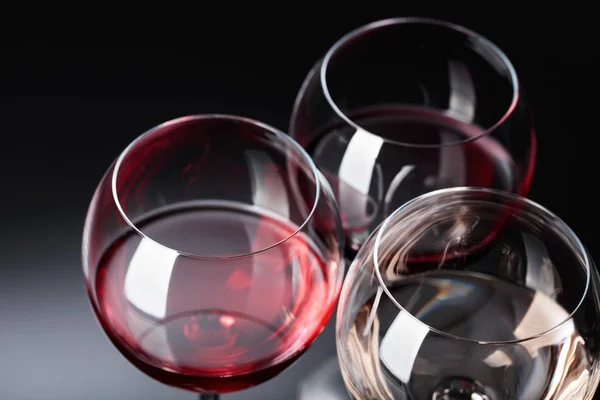 Pembe, kırmızı ve beyaz şarap gözlük . — Stok fotoğraf