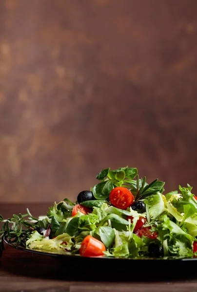 Gemüsesalat mit Tomaten und schwarzen Oliven . — Stockfoto