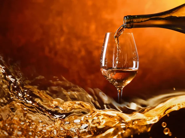 Vin att hälla i ett glas. — Stockfoto