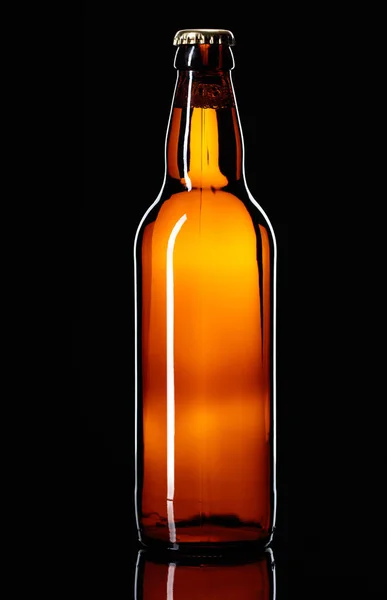 Zárt palack sör egy fekete háttér. — Stock Fotó