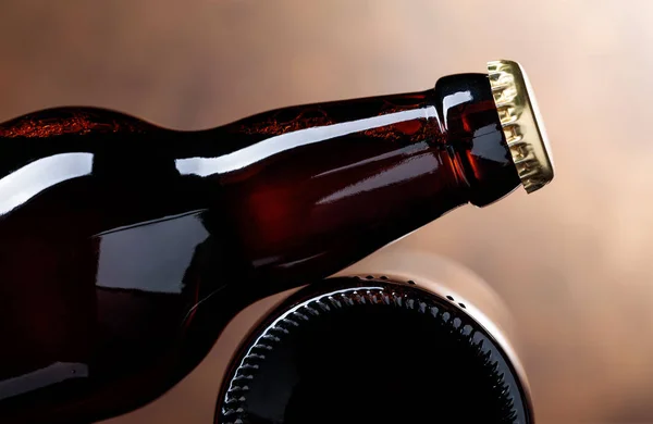 Bottiglie chiuse di birra su sfondo marrone . — Foto Stock