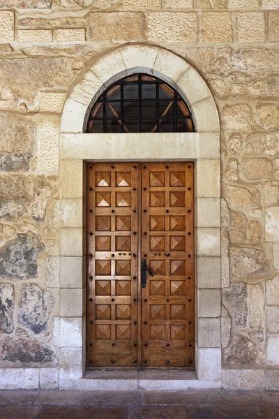 Puerta de madera con arco curvado  . —  Fotos de Stock