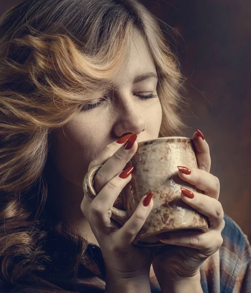 커피잔과 격자 무늬 셔츠에 젊은 아름 다운 여자 . — 스톡 사진