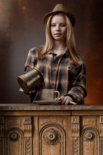 Красива жінка п'є каву в чашку  . — стокове фото