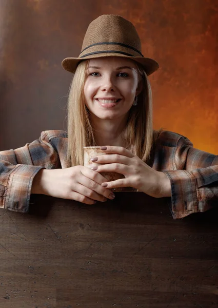 Молодая женщина с кружкой кофе  . — стоковое фото