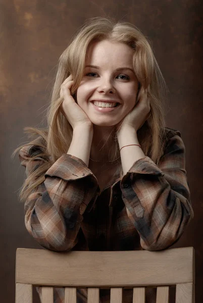 Chica en camisa a cuadros marrón . — Foto de Stock