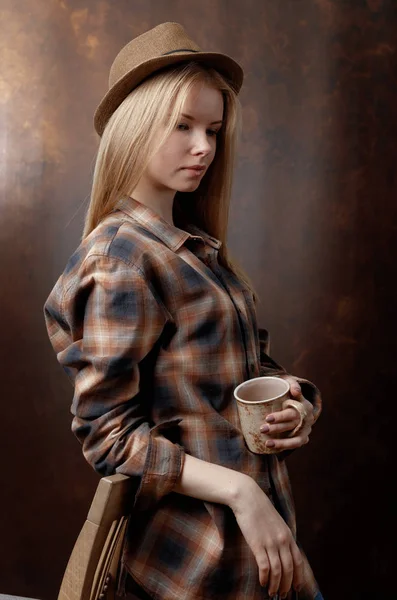 Menina bonita com caneca de café  . — Fotografia de Stock
