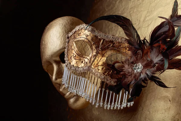 Duas máscaras de carnaval dourado  . — Fotografia de Stock