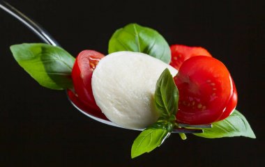  Kiraz domates ve yeşil Mozzarella peyniri çatal üzerinde fesleğen 