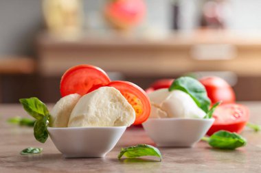  Mozzarella peynir domates ve fesleğen bir mutfak olarak ta yeşil