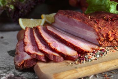 Füme et baharatlar ve limon ile .