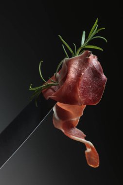 Prosciutto biberiye bir bıçak bıçak ile.