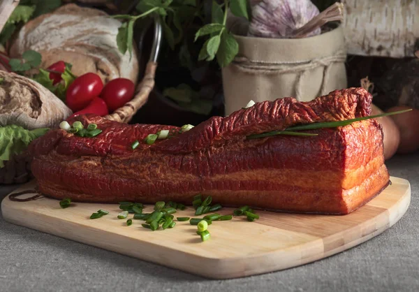 Carne ahumada con cebolla verde . —  Fotos de Stock