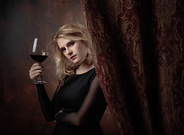 Портрет красивой молодой женщины с красным вином . — стоковое фото