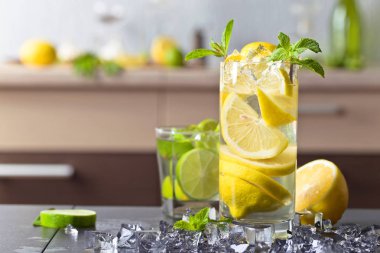 Limon ve nane kokteyli.