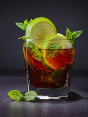 Limon ve nane ile gazlı içecek . 