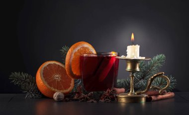 Baharatlı ve portakallı sıcak şarap. .