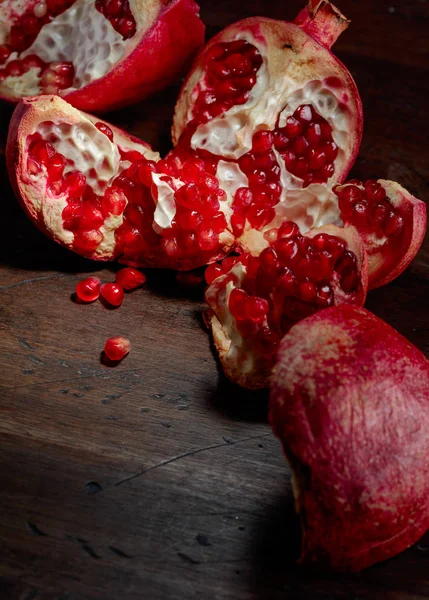 Granatapfel auf Holztisch. — Stockfoto
