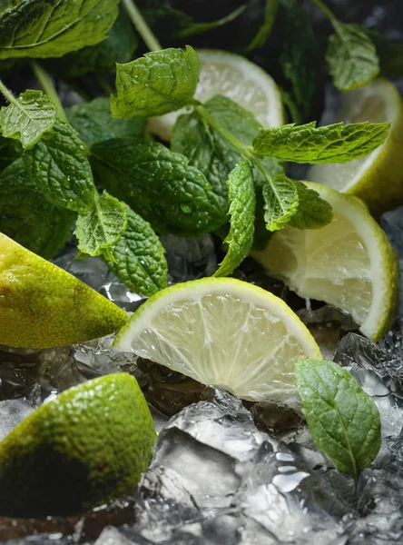 Lime slices with ice and mint on dark background. — Stock Photo, Image
