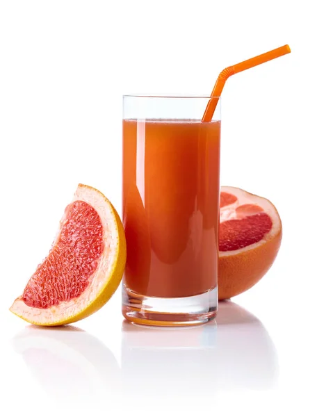 新鲜葡萄柚汁和切水果白色背景玻璃. — 图库照片