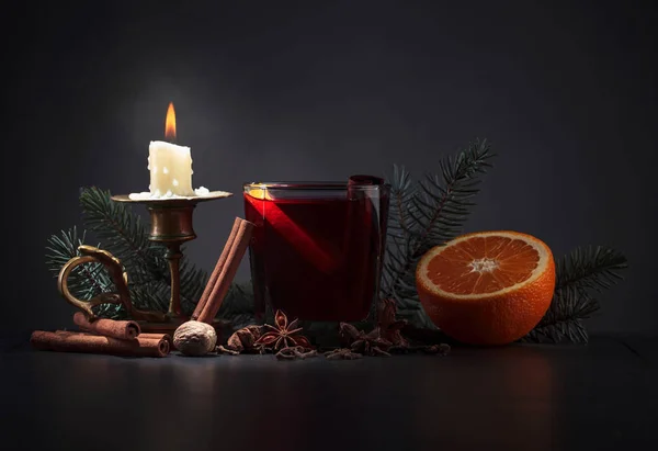 Glühwein mit Gewürzen und Orange . — Stockfoto