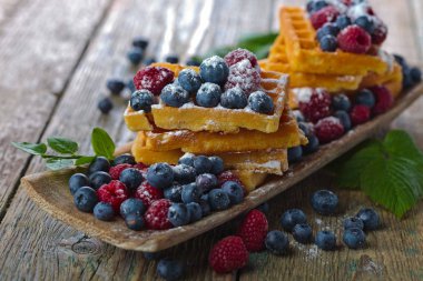 Ahududu ve böğürtlenli gözleme 