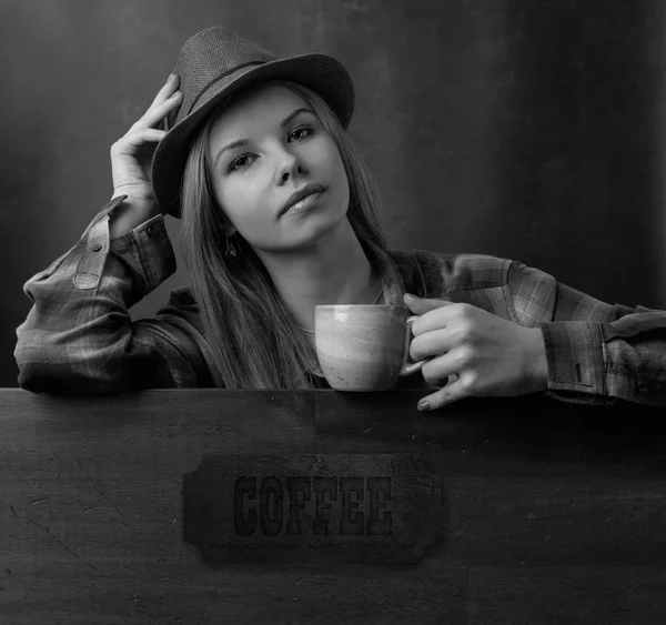Młoda kobieta z kubek kawy . — Zdjęcie stockowe