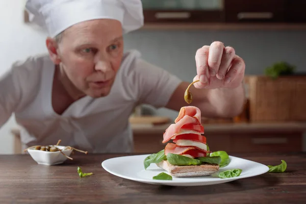 Şef Mozzarella peyniri ile atıştıracak bir şeyler hazırlar ve füme et . — Stok fotoğraf