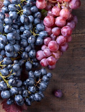 Eski ahşap arka plan yapraklarda ile üzüm demet.