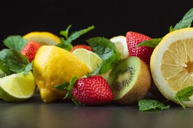 Farklı sulu meyve ve nane yaprakları.