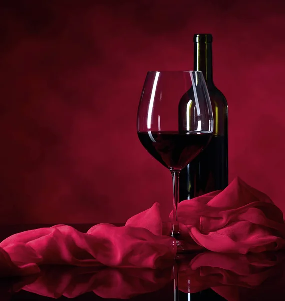 Verre et bouteille de vin rouge . — Photo