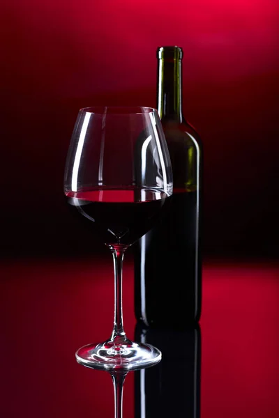 Glas och flaska rött vin. — Stockfoto